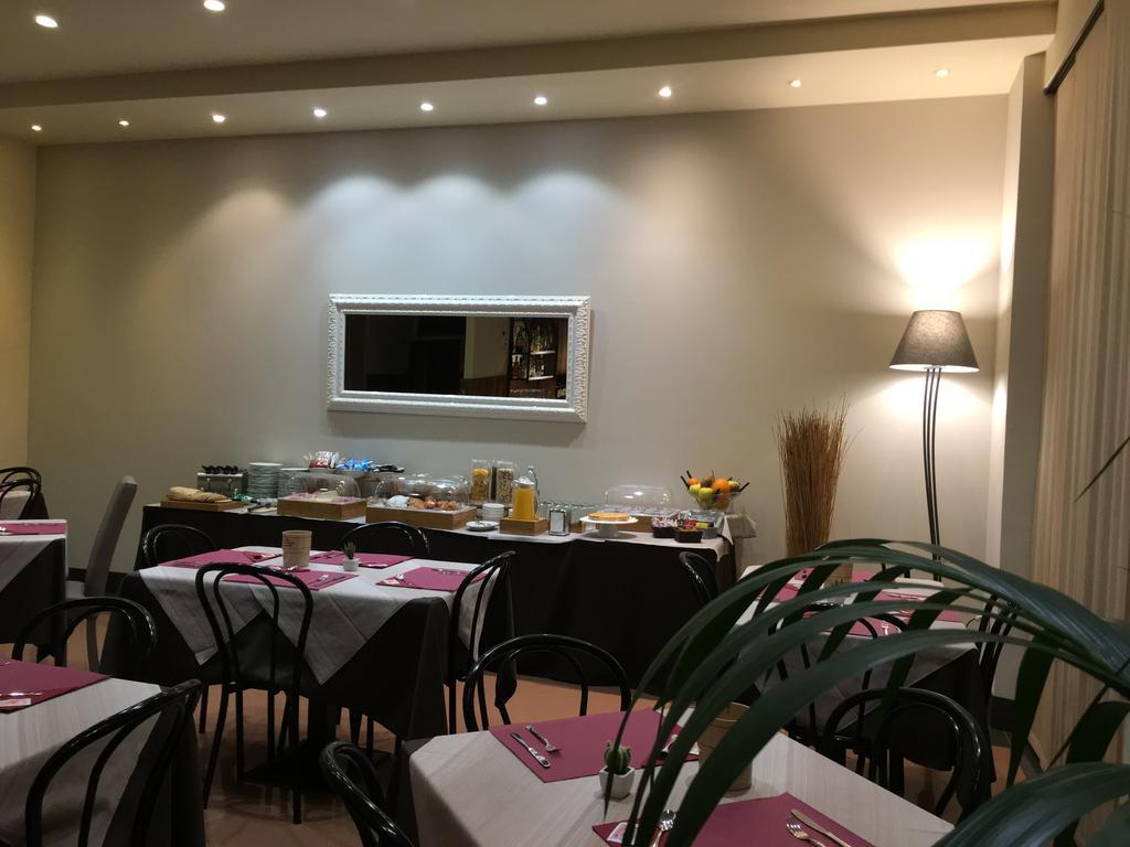 Hotel Est 皮昂比诺 外观 照片