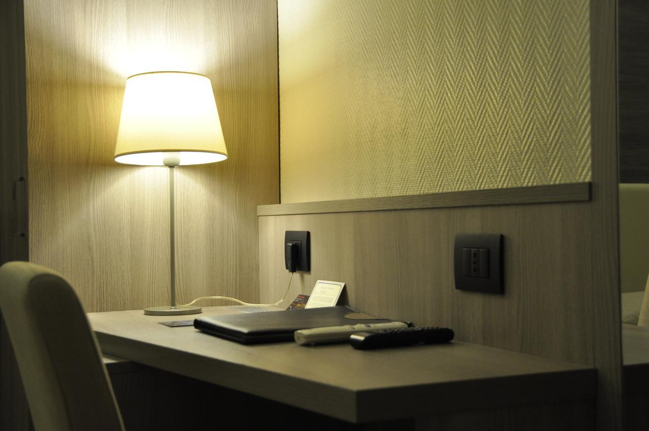 Hotel Est 皮昂比诺 外观 照片