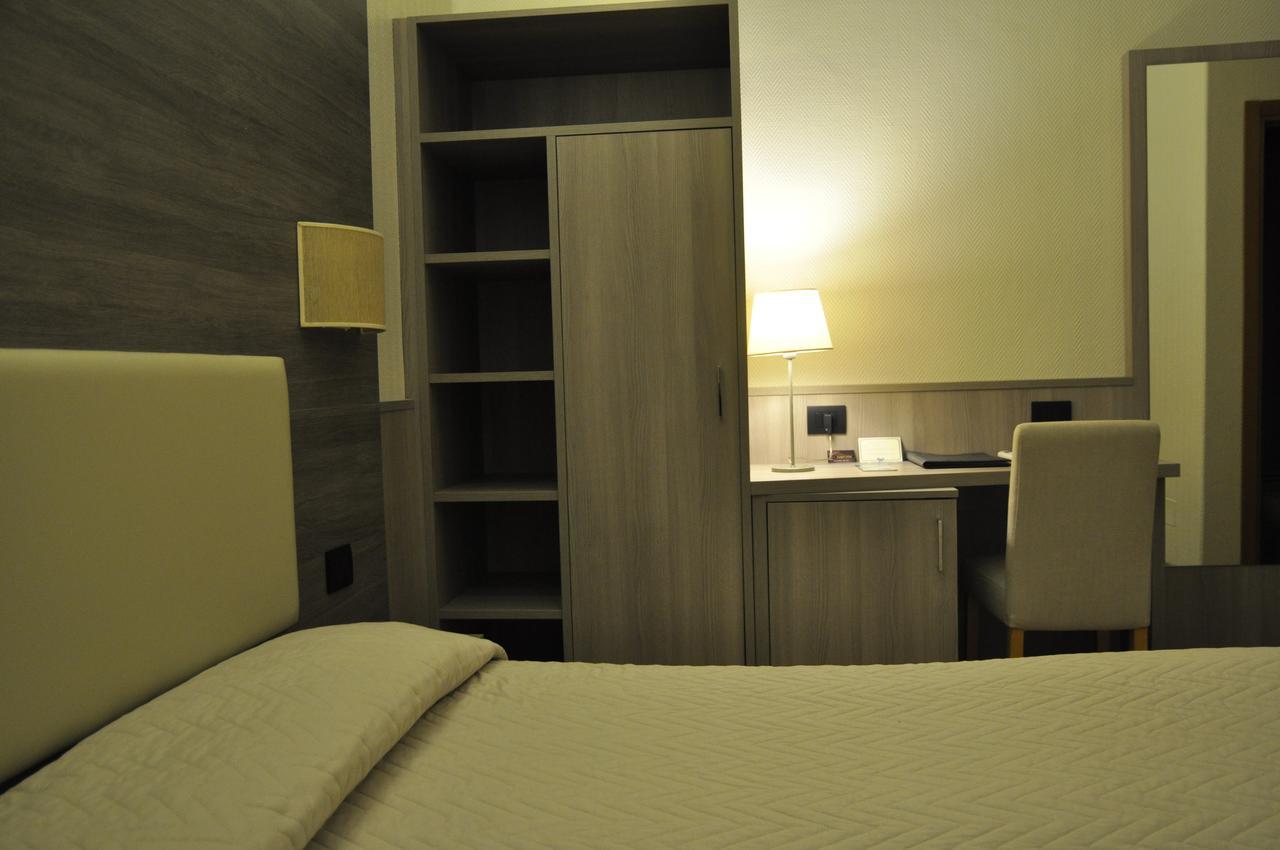 Hotel Est 皮昂比诺 外观 照片