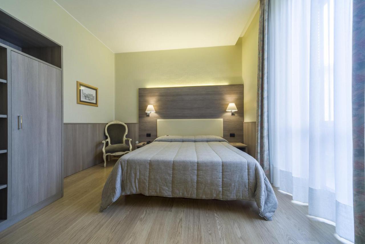 Hotel Est 皮昂比诺 外观 照片
