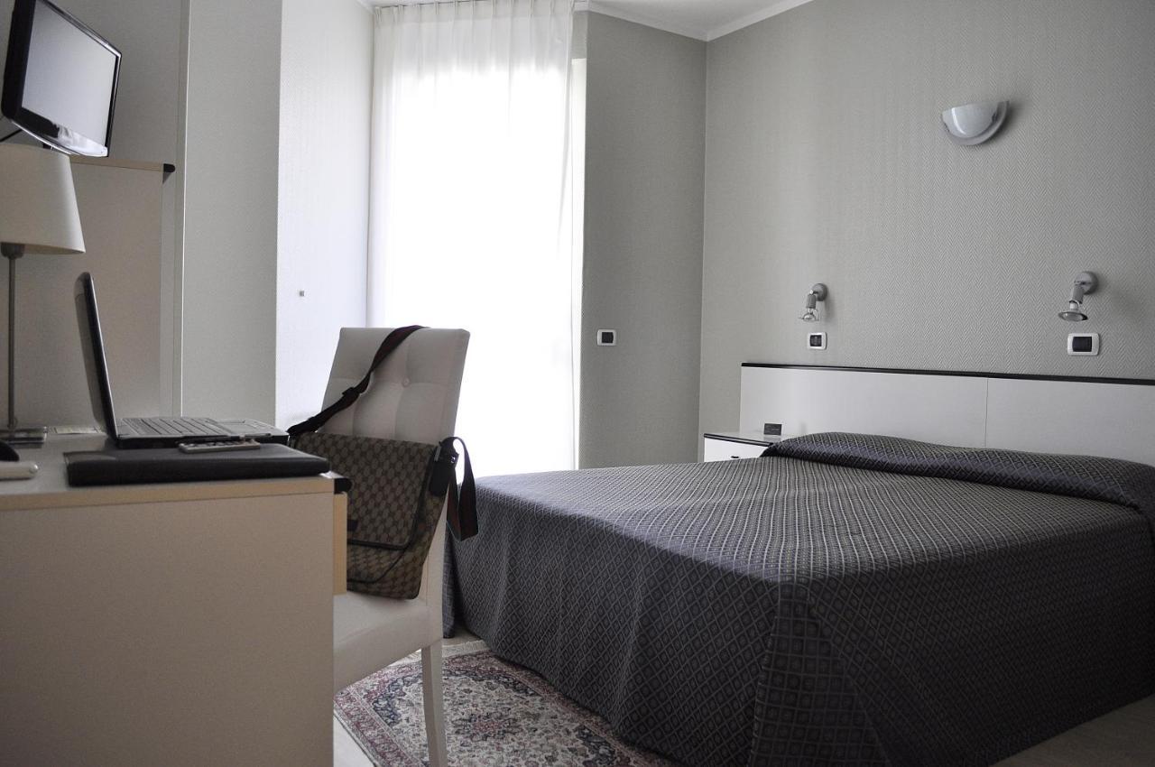 Hotel Est 皮昂比诺 客房 照片